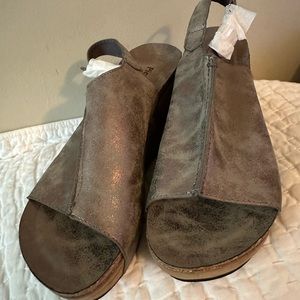 NWOT Pierre Dumas sandal/wedge